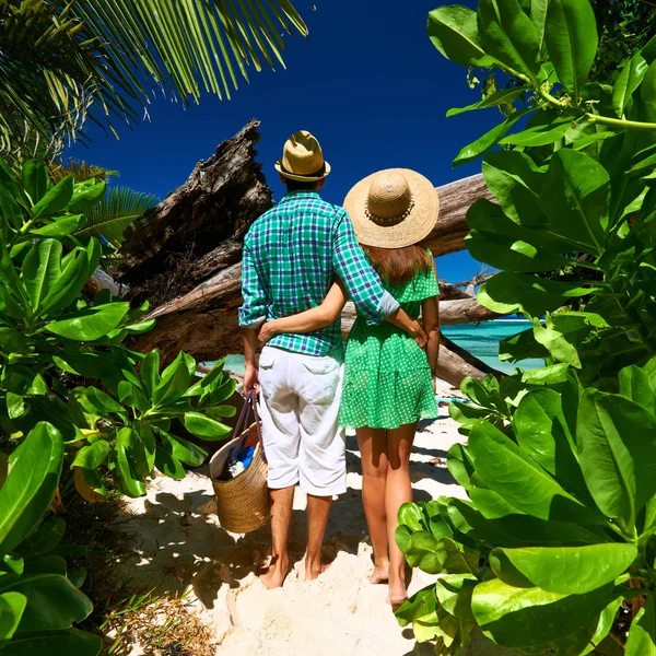 Pár a strandon, a Seychelle-szigetek — Stock Fotó