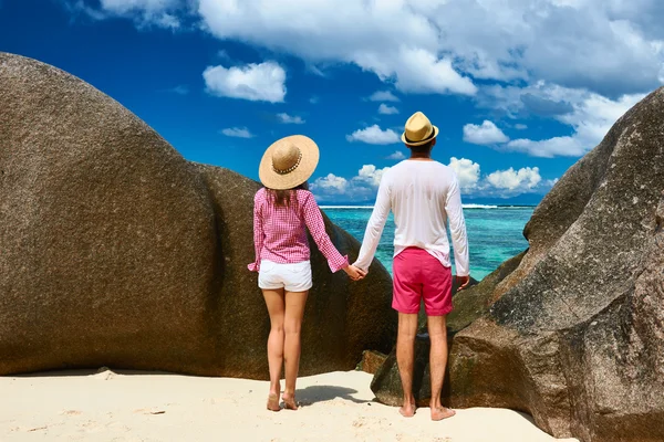 Casal em uma praia em Seychelles — Fotografia de Stock