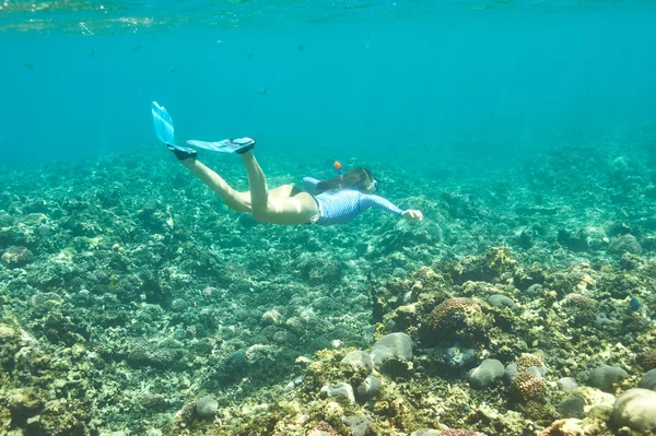 Vrouw met masker snorkelen — Stockfoto