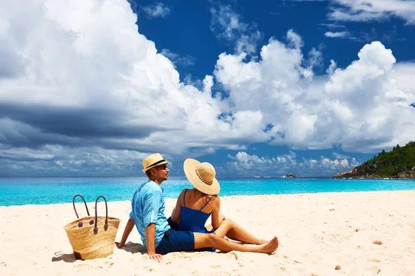 Pár na pláži na Seychely — Stock fotografie