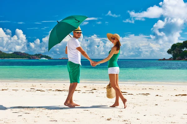 Couple in green on a beach at Seychelles — Stock Photo, Image