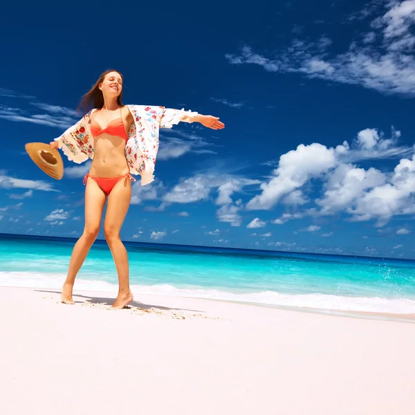 Donna con pareo sulla spiaggia — Foto Stock
