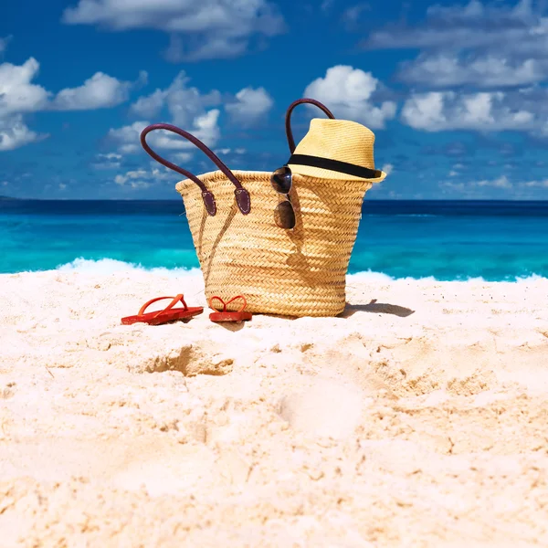 Playa con bolsa y sombrero de sol — Foto de Stock