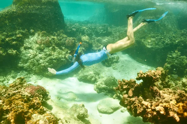 Donna con maschera snorkeling — Foto Stock