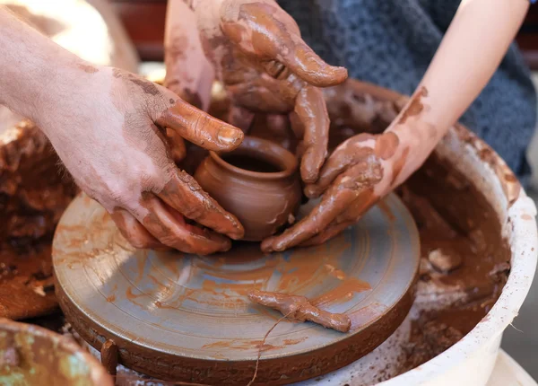 Manos trabajando en la rueda de cerámica — Foto de Stock