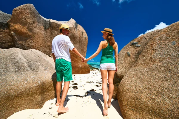Couple in green on a beach at Seychelles — Stock Photo, Image