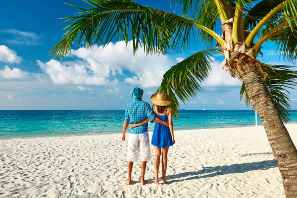 Pareja en una playa en Maldivas — Foto de Stock