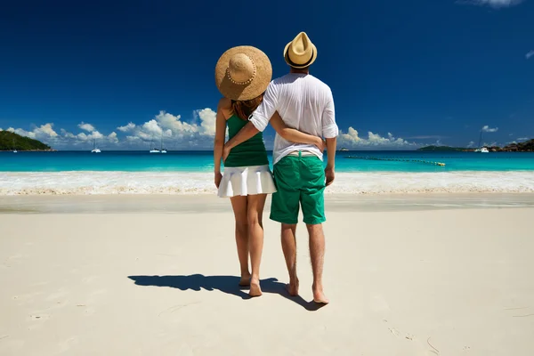 Paar spaziert am Strand der Seychellen — Stockfoto