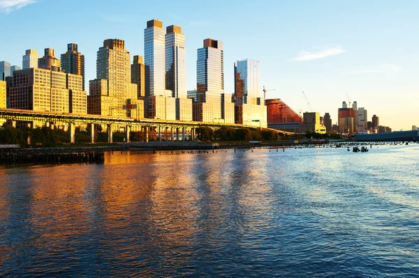 Nachbarschaft am Fluss in New York City — Stockfoto