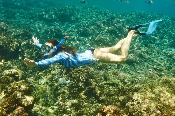 Donna con maschera snorkeling — Foto Stock