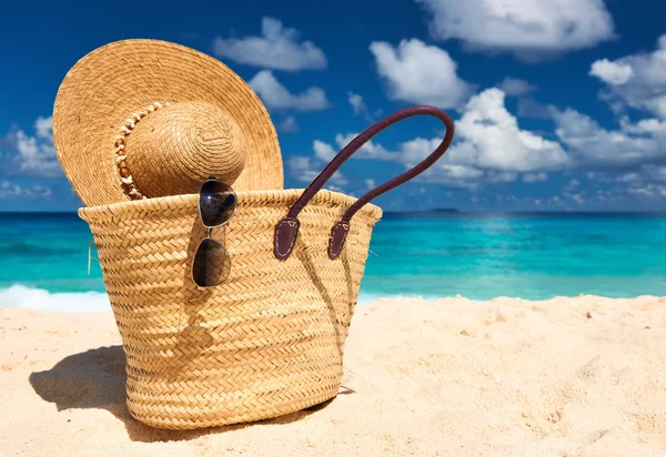 Strand mit Tasche und Sonnenhut — Stockfoto