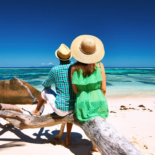 Par på en strand på Seychellerna — Stockfoto