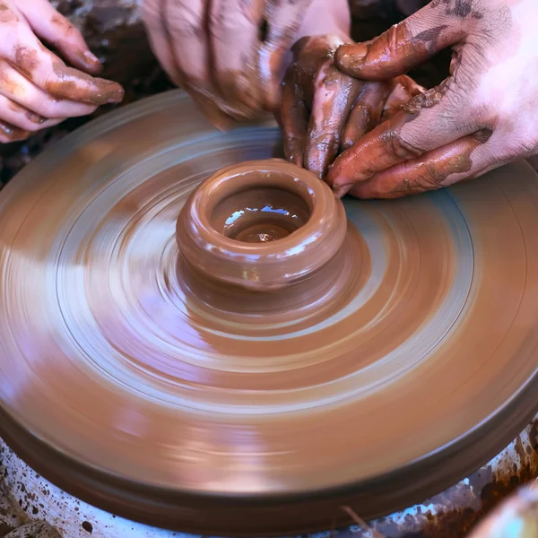 Manos trabajando en la rueda de cerámica — Foto de Stock