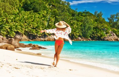 Sahilde de Seyşeller Malaya peştemâli olan kadın