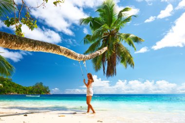 Kumsalda sallanan kadın