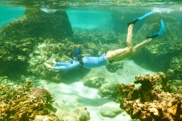 Donna con maschera snorkeling — Foto Stock