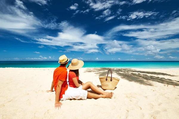 Casal em uma praia em Seychelles — Fotografia de Stock