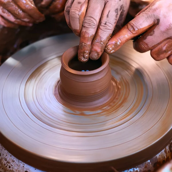 Manos trabajando en la rueda de cerámica — Foto de Stock