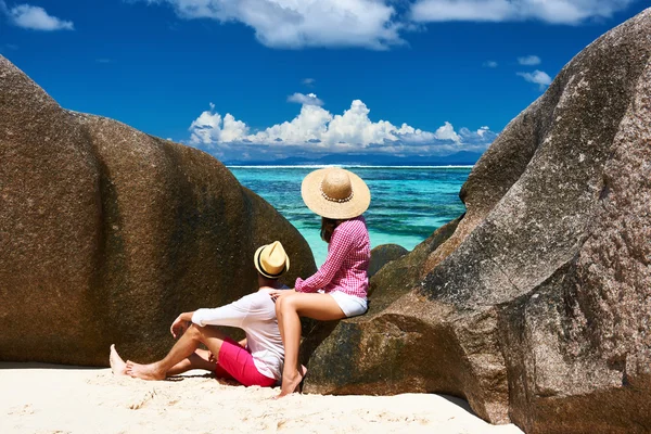 Par på en strand på Seychellerna — Stockfoto