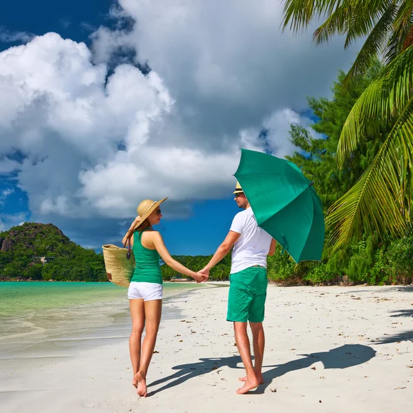 Пара в зелений на пляжі біля Сейшельські острови — стокове фото