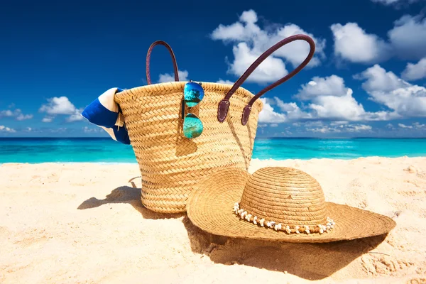 Schöner Strand mit Tasche auf den Seychellen — Stockfoto