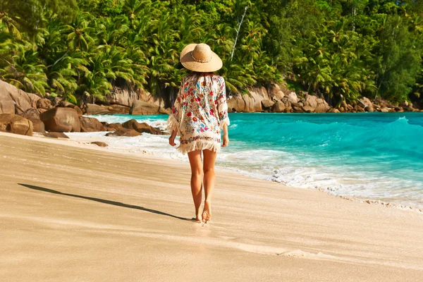 Woman with sarong on beach — Stock Photo, Image