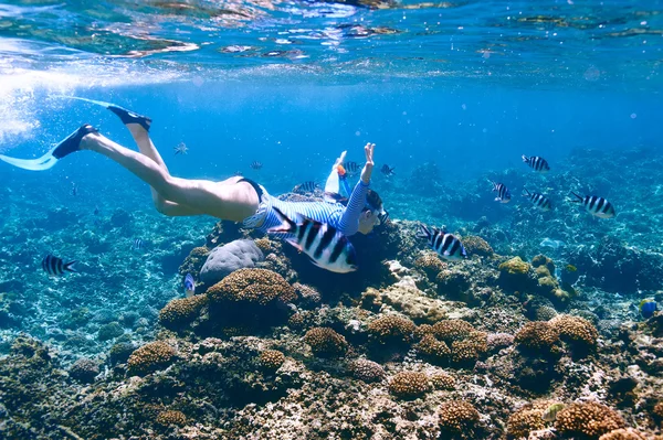 Donna con maschera snorkeling — Foto Stock