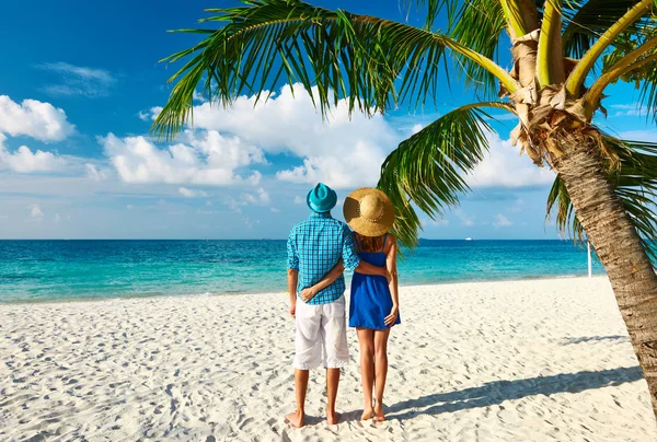 Pareja en ropa azul en una playa en Maldivas — Foto de Stock