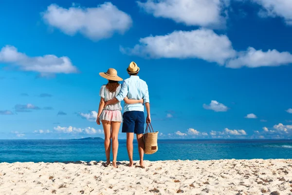 Coppia su una spiaggia alle Seychelles — Foto Stock