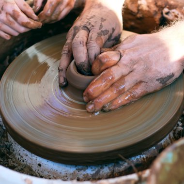 Çömlekçilik direksiyonda çalışan eller