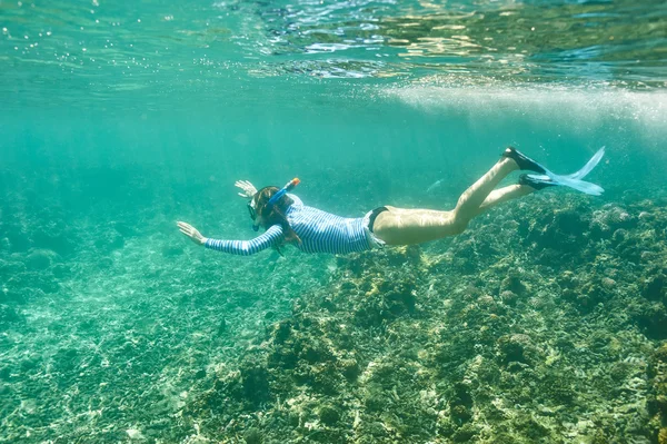 Donna con maschera snorkeling — Foto Stock