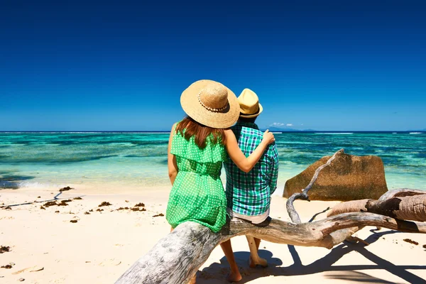 Koppel op een strand van Seychellen — Stockfoto