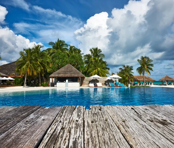 Schwimmbad und alter Holzsteg — Stockfoto