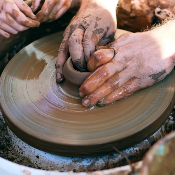 Manos trabajando en la rueda de cerámica — Foto de Stock