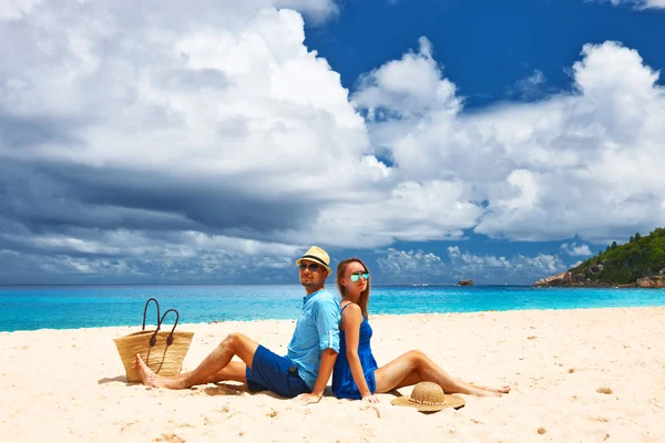 Pareja en una playa en Seychelles — Foto de Stock