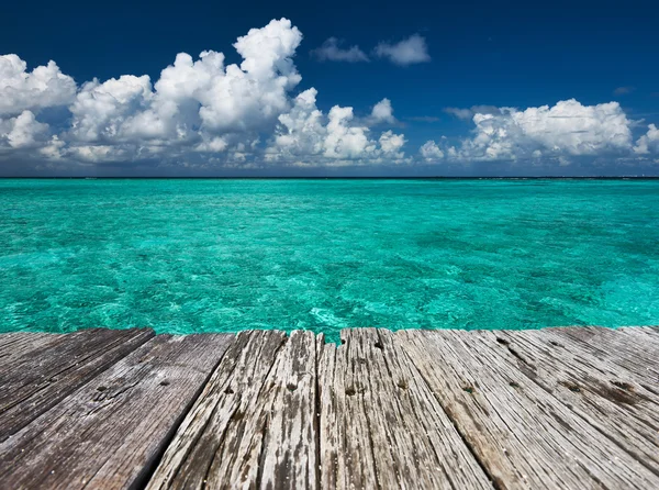 Kristalheldere turquoise water op tropisch strand — Stockfoto