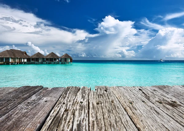 Schöner Strand mit Wasserbungalows — Stockfoto