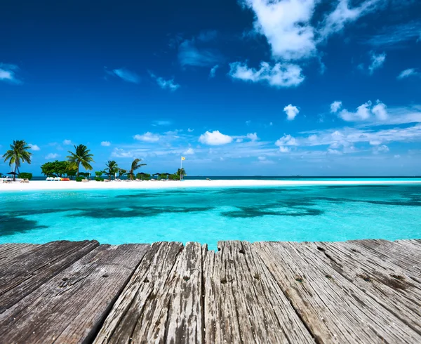 Schöner Strand mit Sandspucke auf den Malediven — Stockfoto