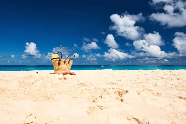 Bella spiaggia con borsa alle Seychelles — Foto Stock