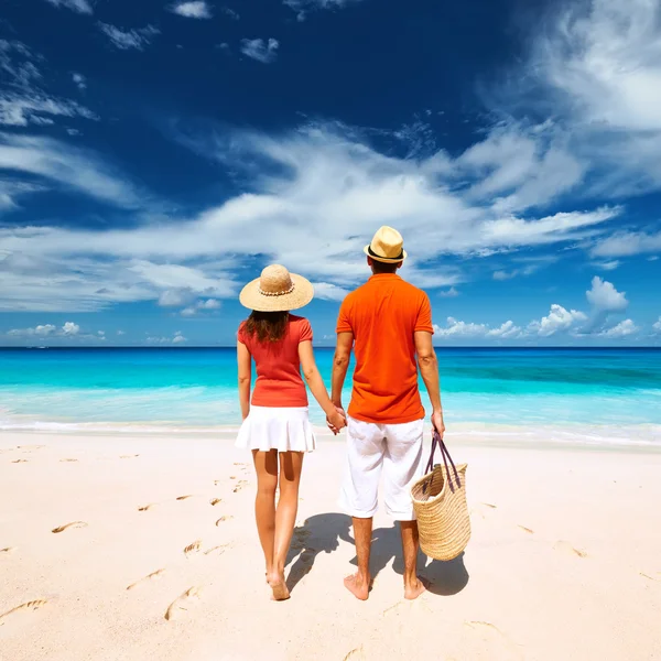 Couple on a beach at Seychelles — Stock Photo, Image