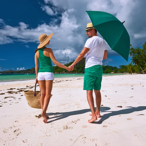 Casal em verde em uma praia em Seychelles — Fotografia de Stock