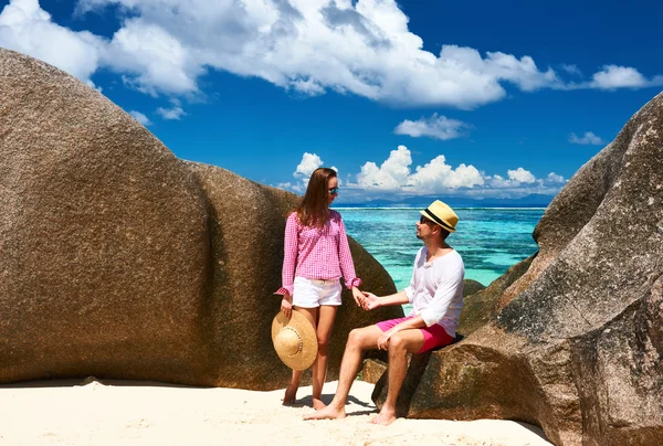 Pareja en una playa en Seychelles — Foto de Stock