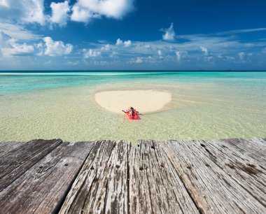 kadın şişme yatak üzerinde rahatlatıcı