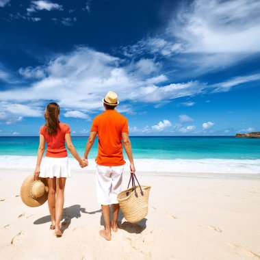 Seyşel Adaları, bir plajda couple