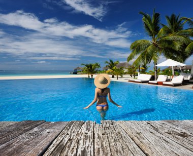 Havuzda şapkalı kadın