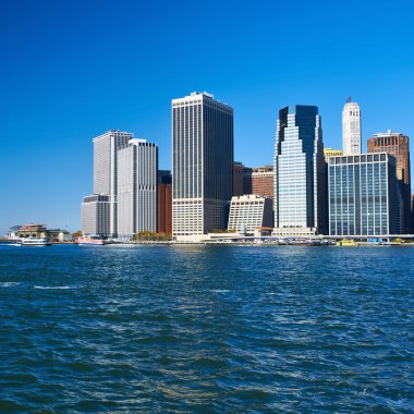 Manhattan siluetinin hudson Nehri üzerinde