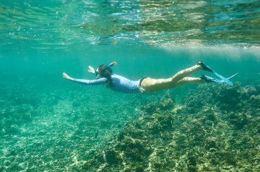 şnorkel maskesi ile kadın