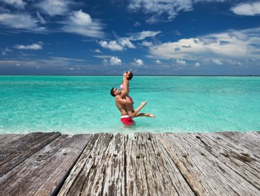 Maldivler plaj üzerinde çift