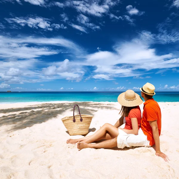 Couple on a beach at Seychelles — Stock Photo, Image