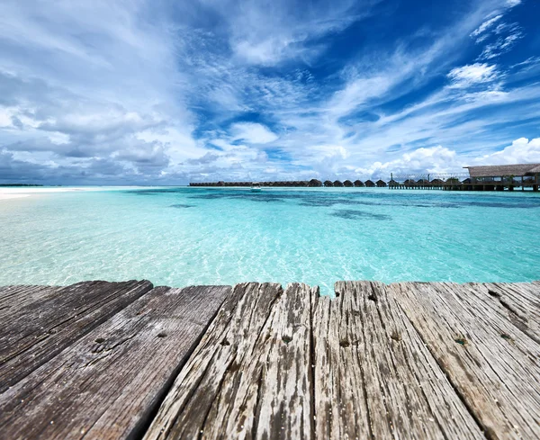 Schöner Strand und alter Holzsteg — Stockfoto